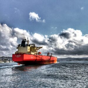 A alta nos preços do petróleo é atribuída a outros fatores, como a imposição de sanções dos Estados Unidos ao petróleo russo e uma revisão para cima das projeções de queda nos estoques no quarto trimestre.