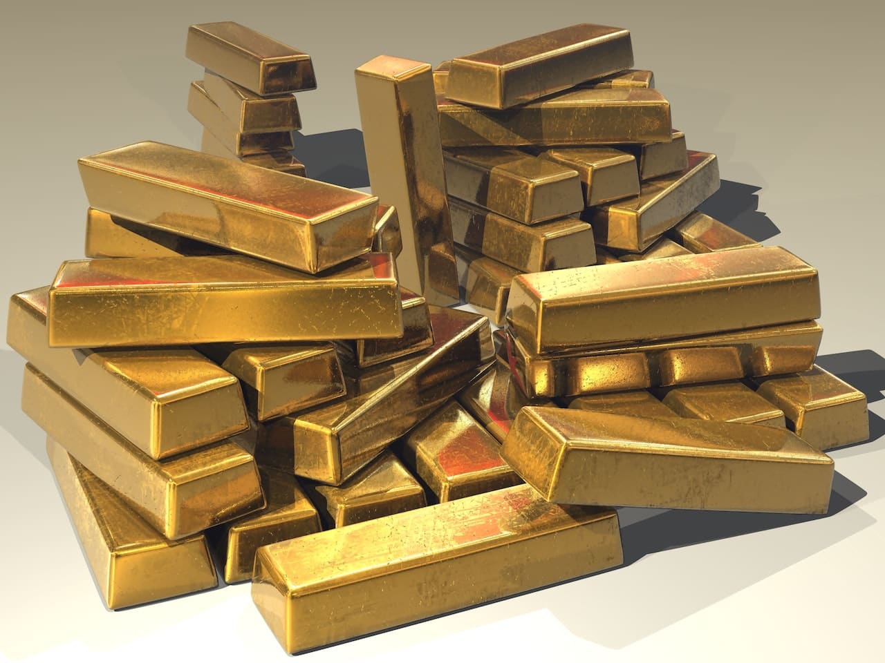 O preço do ouro subiu devido a indicadores econômicos, mas a perspectiva de juros restritivos pode limitar os ganhos.