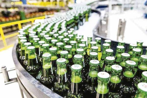 Imagem da linha de produção da fábrica da Heineken.
