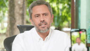 Elmano de Freitas durante live no Instagram para explicar o aumento do ICMS e responder perguntas sobre as medidas fiscais no Ceará.