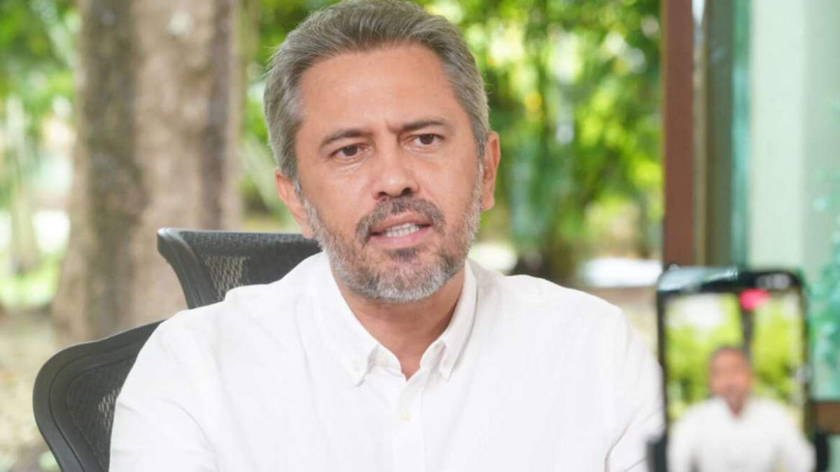 Elmano de Freitas durante live no Instagram para explicar o aumento do ICMS e responder perguntas sobre as medidas fiscais no Ceará.