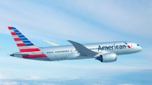 Avião da American Airlines em voo, representando o anúncio de equiparação salarial com a Delta Air Lines.