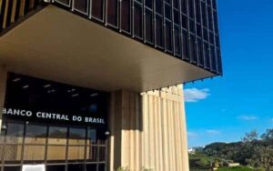 Economistas revisam projeção de inflação para 2024, enquanto mercado mantém estimativas para PIB e taxa de juros.