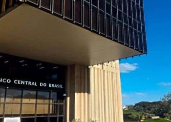 Economistas revisam projeção de inflação para 2024, enquanto mercado mantém estimativas para PIB e taxa de juros.