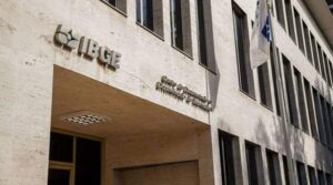 O Índice de Preços ao Consumidor Amplo (IPCA) de setembro terá seus números apresentados às 9h (horário de Brasília), com consenso Refinitiv de alta de 0,34% frente agosto (ante avanço de 0,23% no mês passado) e de 5,27% frente setembro de 2022.