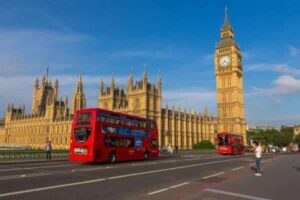 Com uma economia em baixa e saídas contínuas de investidores, o Reino Unido enfrenta desafios, mas a recuperação da bolsa de valores britânica está trazendo otimismo e atratividade para os investidores globais.