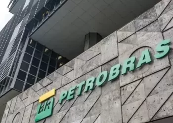 Ações da Petrobras desvalorizam após indicação de nomes políticas para administração.