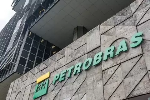 Ações da Petrobras desvalorizam após indicação de nomes políticas para administração.