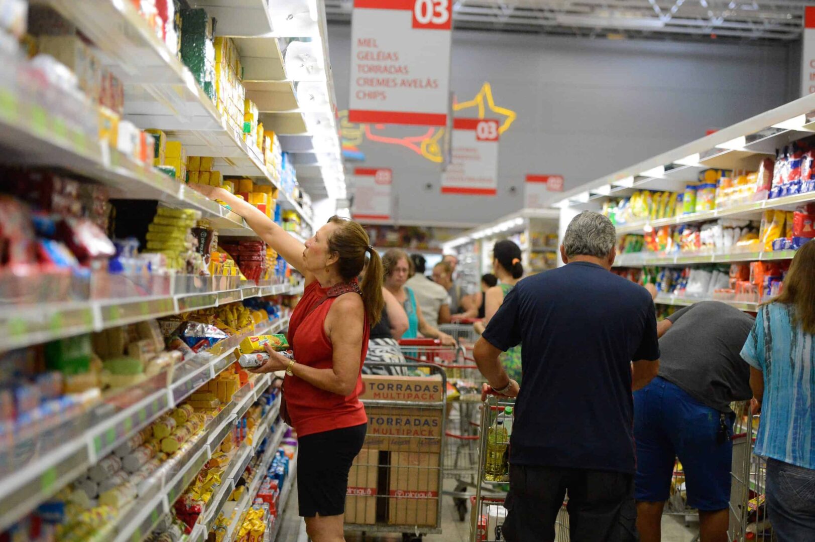Com preços em baixa, consumo aumenta nos mercados