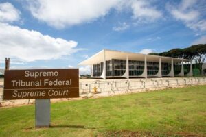 Luís Roberto Barroso, presidente do STF, lidera julgamento sobre correção do FGTS. Impactos para trabalhadores e governo em discussão.