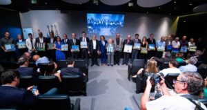 Imagem dos empresários do setor da construção filiados ao Sinduscon-DF recebendo homenagem.