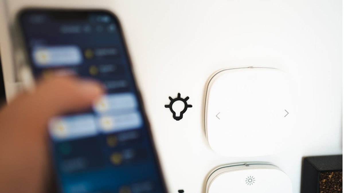 Dispositivo inteligente conectado via Internet das Coisas no Brasil, controlado por aplicativo móvel para automação residencial e eficiência energética.