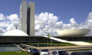 A tensão entre o STF (Supremo Tribunal Federal) e o Congresso Nacional se intensificou novamente nesta terça-feira (3). A Comissão de Assuntos Econômicos (CAE) do Senado aprovou um projeto de lei que proíbe a exigência de contribuições pelos sindicatos sem a autorização prévia dos trabalhadores.