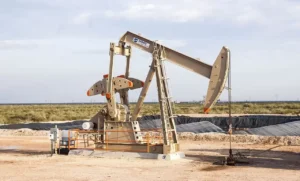 Os preços do petróleo tiveram uma queda no início das negociações desta sexta-feira, refletindo uma pausa na recente alta devido à realização de lucros e expectativas de aumento no suprimento por parte da Rússia e Arábia Saudita.