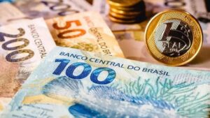 Lula sanciona aumento do salário mínimo.