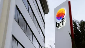 O JPMorgan elevou suas estimativas para a BRF, projetando um aumento de 5% no Ebitda para R$ 6,281 bilhões até 2024, com margem de 11,3% em 2024.