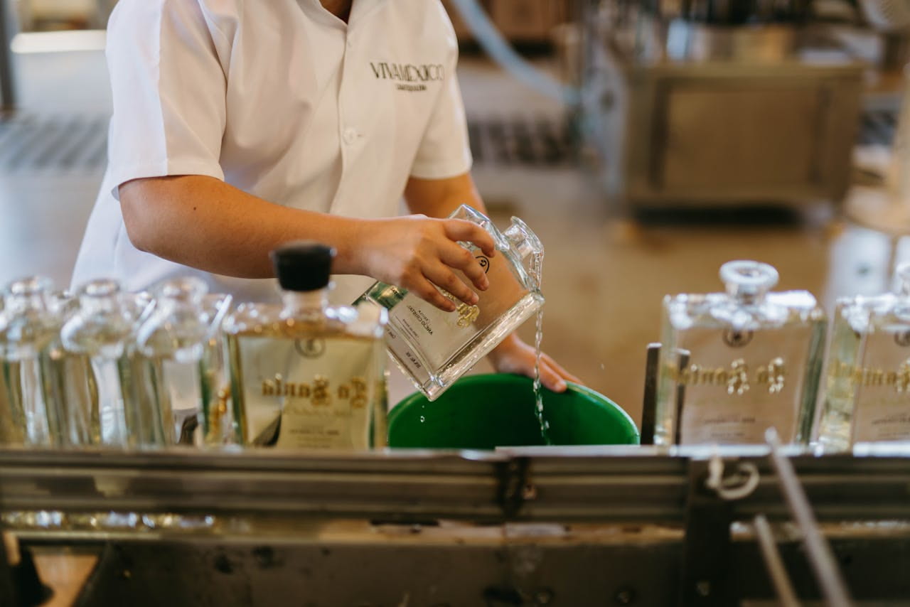 Indústria fabricando perfume com alta tecnologia e eficiência, representando o crescimento dos financiamentos para indústria no Brasil.