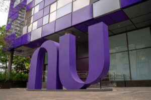 O NDIV11, uma parceria entre o Nubank e a B3, segue o Ibovespa Smart Dividendos B3 e está disponível para todos os investidores na bolsa.
