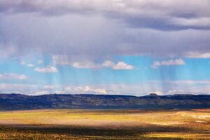 Terreno árido e seco na Argentina, evidenciando os impactos da grave seca que afeta a produção agrícola e agrava a crise econômica.
