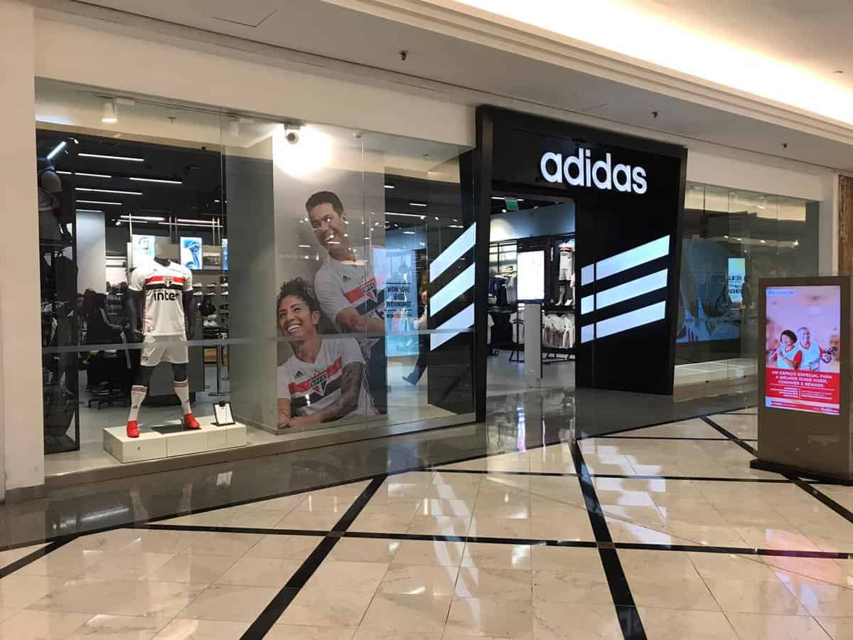 A Adidas está consolidando sua posição no mercado chinês com um investimento significativo na modernização de sua cadeia de suprimentos e logística.