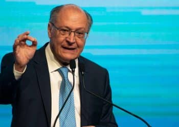 Alckmin ressaltou a importância de regulamentar a energia eólica offshore e destacou que o Ceará possui um grande potencial para liderar esse mercado.