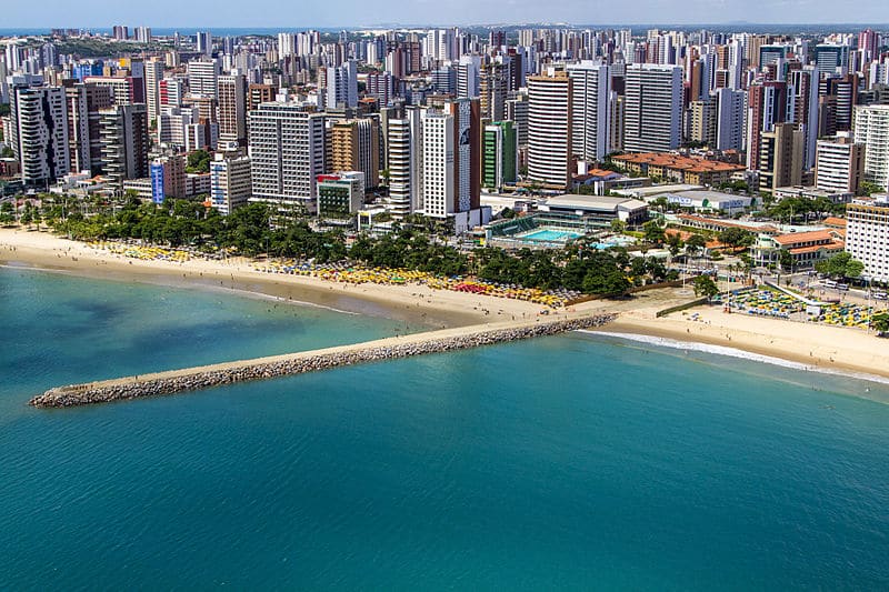 A imafem mostra o litoral de Fortaleza.
