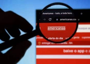 A Americanas entrou em recuperação judicial na Justiça do Rio de Janeiro devido a dívidas no valor de R$ 43 bilhões, após revelar uma fraude contábil de aproximadamente R$ 20 bilhões.