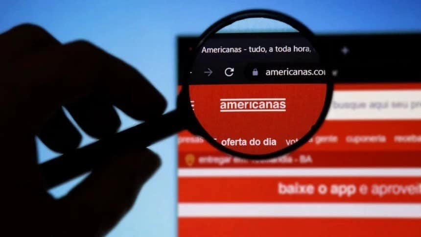 A Americanas entrou em recuperação judicial na Justiça do Rio de Janeiro devido a dívidas no valor de R$ 43 bilhões, após revelar uma fraude contábil de aproximadamente R$ 20 bilhões.