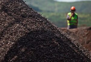 Mineração em alta: banco recomenda compra de ações da Vale. Imagem mostra minério de ferro