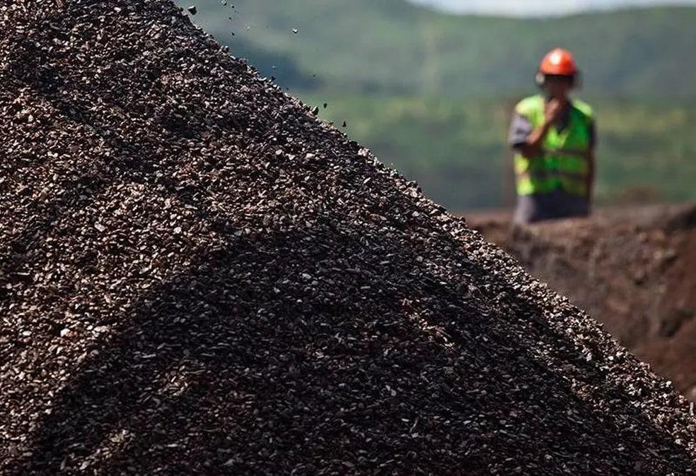 Mineração em alta: banco recomenda compra de ações da Vale. Imagem mostra minério de ferro