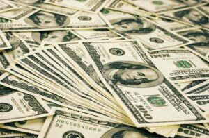 Notas de dólar jogadas sobre a mesa