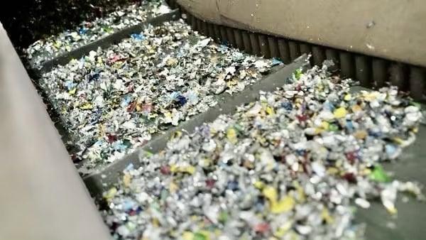 Imagem mostrando plásticos agrícolas sendo reciclados para produção de novos itens, como tubos de irrigação e bandejas para mudas.