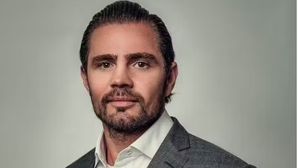 Daniel Vorcaro negocia participação no Banco Master, com possível aquisição de 30% por R$ 1 bilhão.