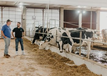 Produtor e Leonardo Guedes em fazenda de produção de leite (Foto: Divulgação)