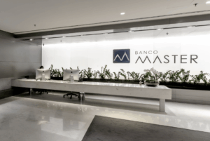 Banco Master passa por mudança acionária, consolida controladores e antecipa meta de R$ 5 bilhões em patrimônio com crescimento no varejo.