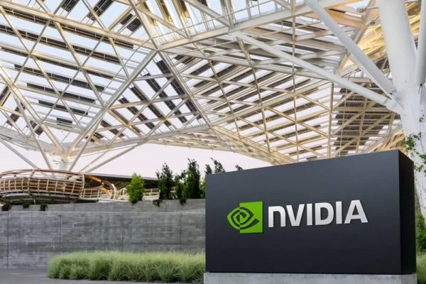 Após novas restrições dos EUA, ações da Nvidia caem e Dell Technologies enfrenta incerteza em aquisição da VMware.