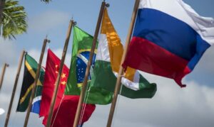A imagem mostra as bandeiras dos baíses membros do BRICS tremulando por conta do vento.