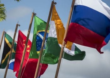 A imagem mostra as bandeiras dos baíses membros do BRICS tremulando por conta do vento.