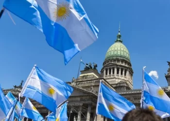 Investidores que têm ativos na Argentina estão se preparando para enfrentar perdas à medida que se aproximam as eleições presidenciais do país, marcadas para domingo (22).