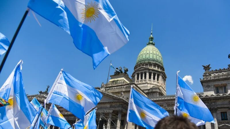 Investidores que têm ativos na Argentina estão se preparando para enfrentar perdas à medida que se aproximam as eleições presidenciais do país, marcadas para domingo (22).