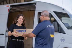Entregador da Viopex realiza entrega, representando o projeto de neutralização de carbono com transporte sustentável.