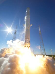 Foguete decolando para viagem espacial