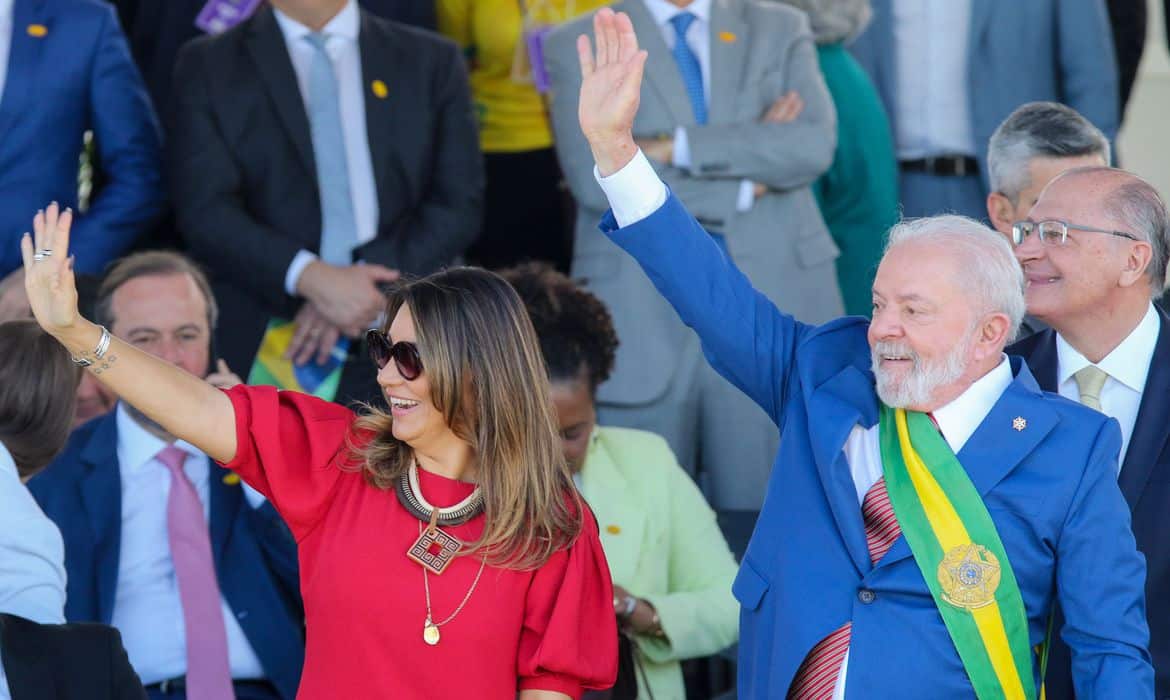 Lula e a primeira dama chegam a Índia para a cúpula do G20.