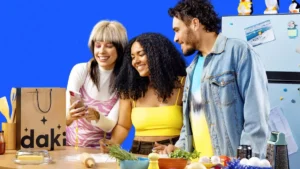 A Daki, uma startup de entrega fundada em janeiro de 2021 pelos empreendedores Alex Bretzner, Rafael Vasto e Rodrigo Maroja, tem conquistado espaço no mercado com um modelo de negócios inovador.
