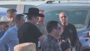 Vestido com uma camiseta preta, chapéu de cowboy preto e óculos de sol no estilo aviador, Musk defendeu uma abordagem de duas frentes para a reforma das leis de imigração dos EUA em um vídeo selfie postado na plataforma de mídia social X.