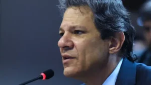 Fernando Haddad, ministro da Fazenda, revela que o custo de construir uma fábrica de células de bateria elétrica no Brasil.