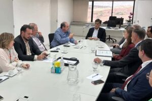 Banco recebe representantes da educação