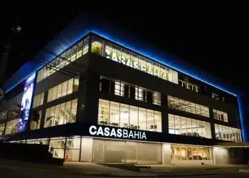 Grupo Casas Bahia relata prejuízo de R$ 836 milhões no 3T23, devido à reestruturação e queda na receita, impactando os resultados financeiros.