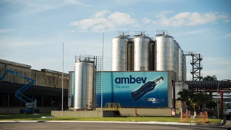 A Ambev está investindo em inovação para atender à crescente demanda por bebidas sem álcool, com o objetivo de atingir 1 bilhão de litros em 2027. A empresa criou o Smart Drink Lab, um hub de inovação que utiliza tecnologia e ciência para desenvolver novos produtos.