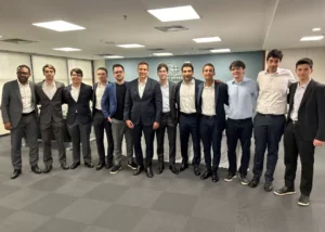 Oncontro entre a delegação vencedora da Olimpíada Mundial de Economia e diretores do Banco Central em São Paulo.